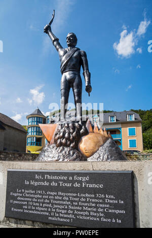 Statue der Französischen Tour de France Radfahrer, Eugène Christophe/Le Vieux Gaulois in Sainte-Marie-de-Campan, Hautes-Pyrénées, Frankreich Stockfoto