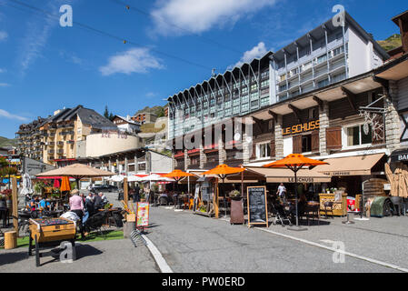 Touristen in Cafés/Bars im Dorf La Mongie, Winter Skigebiet in Campan, Hautes-Pyrénées, Frankreich Stockfoto