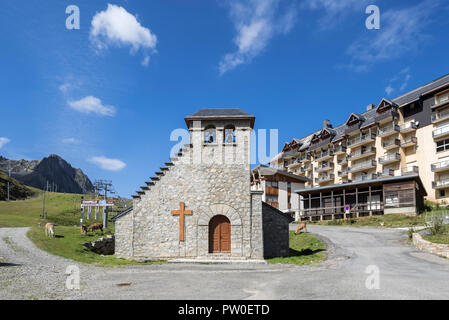 Chapelle Notre-Dame de La Mongie/Chapelle Notre-Dame-des-Neiges, Kapelle im Dorf La Mongie, Winter Skigebiet in Campan, Hautes-Pyrénées, Fran Stockfoto