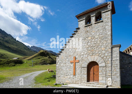 Chapelle Notre-Dame de La Mongie/Chapelle Notre-Dame-des-Neiges, Kapelle im Dorf La Mongie, Winter Skigebiet in Campan, Hautes-Pyrénées, Fran Stockfoto