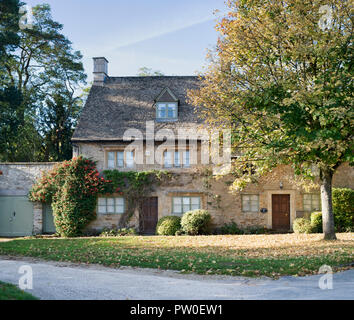 Cotswold Cottage im Herbst. Untere Oddington, Cotswolds, Gloucestershire, England Stockfoto