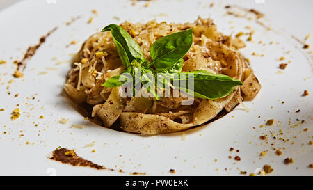 Tagliatelle mit Pilzen und mit basilikumblätter eingerichtet Stockfoto