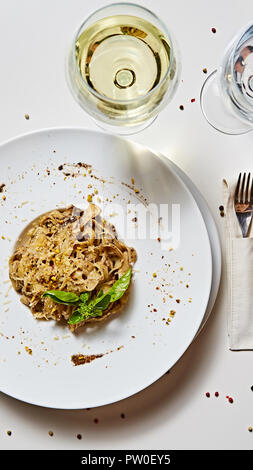 Tagliatelle mit Pilzen und mit basilikumblätter eingerichtet Stockfoto