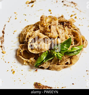 Tagliatelle mit Pilzen und mit basilikumblätter eingerichtet Stockfoto