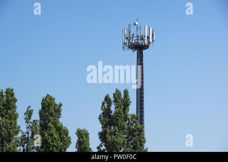 Silhouette der Telekommunikation mast Fernsehen Antennen eine GSM-crammer Stockfoto