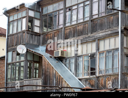 Georgische traditionelle Häuser, mit typischen Holz- und schmiedeeisernen Balkonen Stockfoto