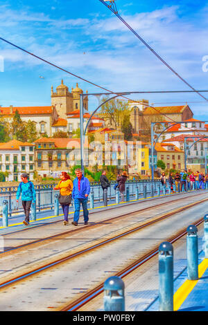 Porto, Portugal - April 1. 2018: die Altstadt Ribeira ansehen und Menschen auf Luis I Brücke Stockfoto