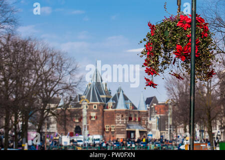 In den ersten Tagen des Frühlings schöne rote Blumen die Brücken an der Alten zentralen Bezirk verschönern in Amsterdam. Stockfoto