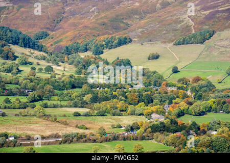 Edale Dorf und der Weg zum Klingeln Roger und Kinder Scout, Peak District National Park Stockfoto