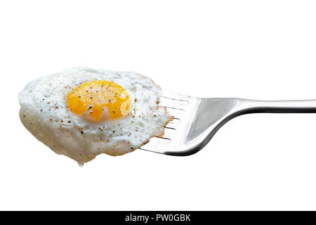 Einzelnes Spiegelei mit gemahlener schwarzer Pfeffer ruht auf metallspachtel isoliert auf weißem bestreut. Stockfoto