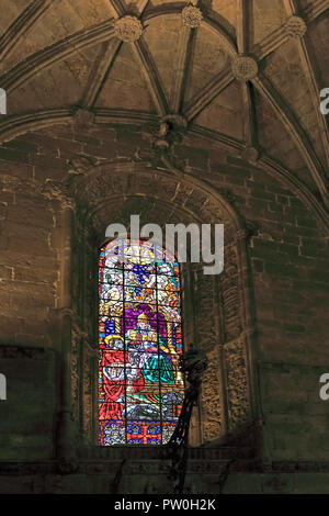 Lissabon, Portugal - 5. März 2014: Kloster Jeronimos Fenster aus buntem Glas. Stockfoto