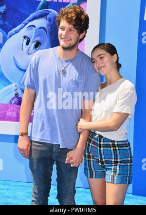 Brett Dier, Haley Lu Richardson 054 besucht die Premiere von Warner Bros. Pictures' DES mallfoot im Regency Dorf Theater am 22. September 2018 in Westwood, Kalifornien. Stockfoto
