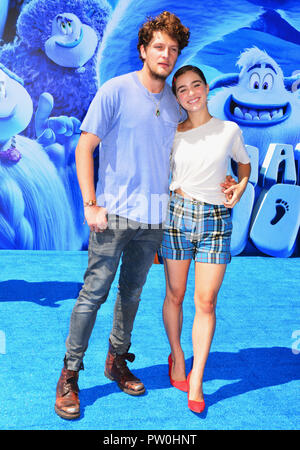 Brett Dier, Haley Lu Richardson 055 besucht die Premiere von Warner Bros. Pictures' DES mallfoot im Regency Dorf Theater am 22. September 2018 in Westwood, Kalifornien. Stockfoto