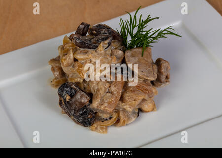 Pilz mit Schweinefleisch und Sauce Stockfoto
