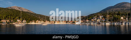 Einen Panoramablick auf den Hafen von Agia Efimia, Kefalonia Stockfoto