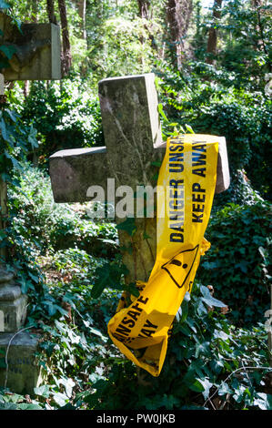 Eine Warnung auf eine unsichere Grabstein in Highgate Friedhof, London. Stockfoto