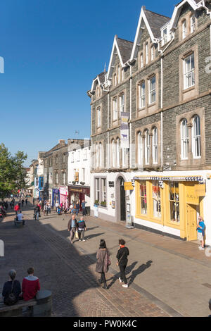 Menschen zu Fuß nach Keswick Main Street, Vergangenheit Joule von Keswick, Cumbria, England, Großbritannien Stockfoto