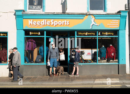 Menschen außerhalb Nadel sport shop Front in Keswick, Cumbria, England, Großbritannien Stockfoto