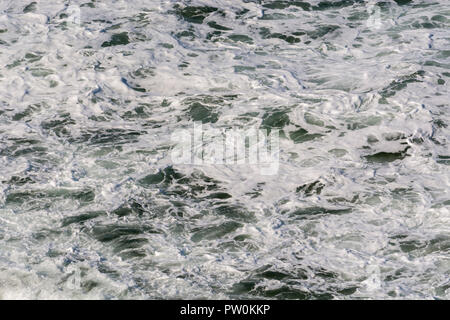 High-Angle-Aufnahme von rauschendem Meer / Wellen brechen und zerstreuen. Stockfoto