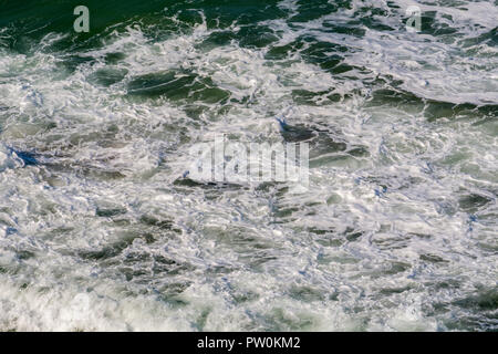 High-Angle-Aufnahme von rauschendem Meer / Wellen brechen und zerstreuen. Stockfoto