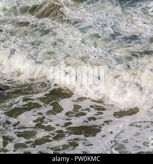 High-Angle-Aufnahme von rauschendem Meer / Wellen brechen und zerstreuen. Stockfoto