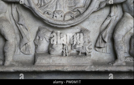 Italien. Pisa. Camposanto. Römischer Sarkophag. Detail des theatralischen Masken. Ca. 350. Stockfoto