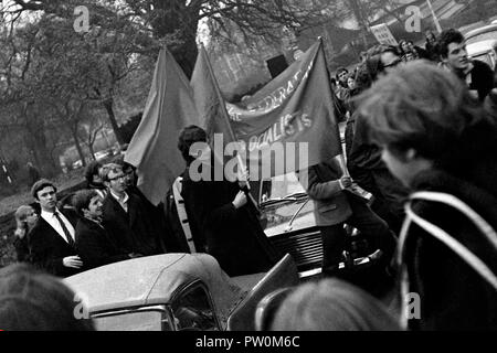 Studenten März auf Bristol University Senat Haus Verwaltungsgebäude am Anfang einer Protest Sit-in, das begann am 5. Dezember 1968 und dauerte 11 Tage. Die Studenten waren, die sich für eine größere der Universität sagen. Sie wollten auch Union Studenten der Universität bis zu Studenten aus anderen Bildungseinrichtungen in der Stadt geöffnet werden. Stockfoto