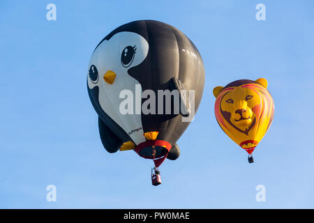 Longleat Pinguin und Longleat Symbaloo lion Heißluftballons am Himmel in Longleat Sky Safari, Wiltshire, UK im September Stockfoto