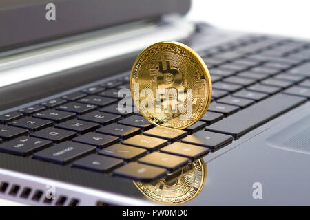 Golden bitcoin digitale Währung auf Laptop Tastatur. Cryptocurrency eine Form von electronic cash. Stockfoto