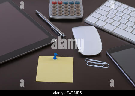 Schreibtisch mit digitalen Tablet smartphone Tastatur und Maus. Business Arbeitsbereich Konzept mit leerem Papier für Ihren Text. Stockfoto