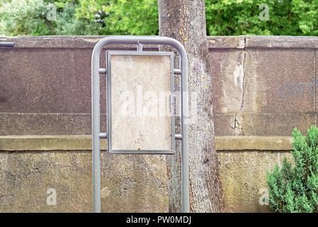 Leere Holz- ad-Platine in der Nähe des Monolithen Wand Stockfoto