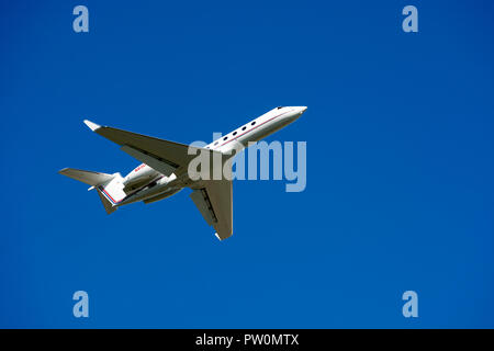 Gulfstream G550, die am Flughafen Birmingham, UK (N83 CW) Stockfoto