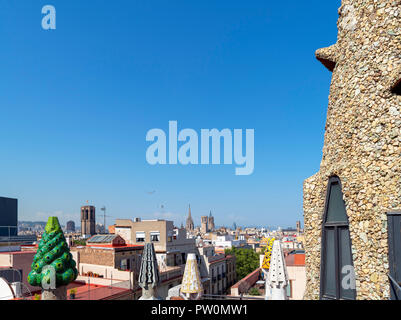 Blick über die Stadt vom Dach des Antoni Gaudi's Palau Güell, El Raval, Barcelona, Spanien Stockfoto