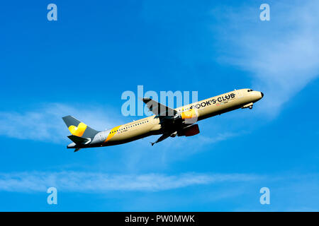 Thomas Cook Airbus A 321-211, die am Flughafen Birmingham, UK (G-TCDV) Stockfoto