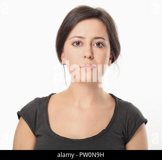 Junge Frau in T-Shirt isoliert auf weißem Stockfoto