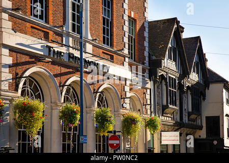 UK, Kent, Maidstone, Zentrum, Bank Street, floralen hängende Körbe außerhalb des Thomasburg Pub im ehemaligen Bank Gebäude Stockfoto