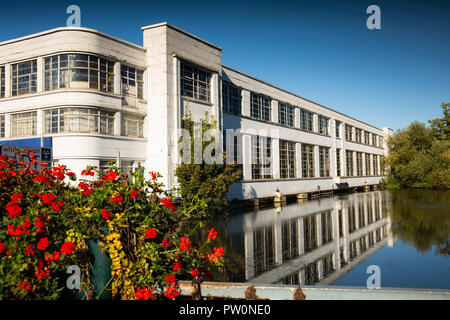 UK, Kent, Maidstone, Stadtzentrum, Mill Street, Art Deco Garage Gebäude neben alten Fluss Len Mühle Teich Stockfoto