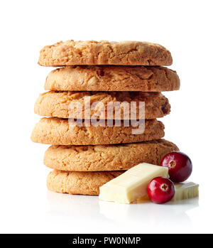 Stapel der frische Cookies mit weißer Schokolade und Moosbeeren, auf weißem Hintergrund Stockfoto