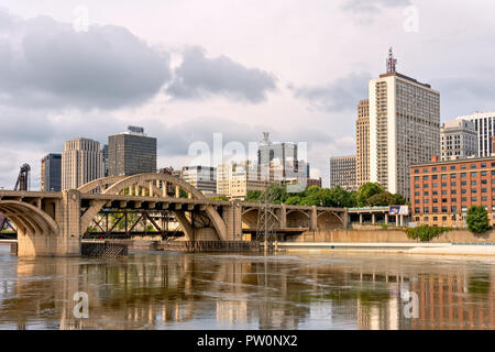 ST. PAUL, MN/USA - 30. SEPTEMBER 2018: Die Innenstadt von St. Paul Skyline am frühen Morgen mit der Lafayette Brücke und Mississippi River. Stockfoto