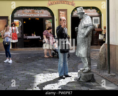 Mime Artist im Gespräch mit einem Mann, der in Prag in der Tschechischen Republik Stockfoto