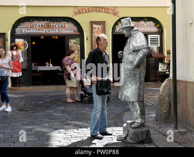 Mime Artist im Gespräch mit einem Mann, der in Prag in der Tschechischen Republik Stockfoto