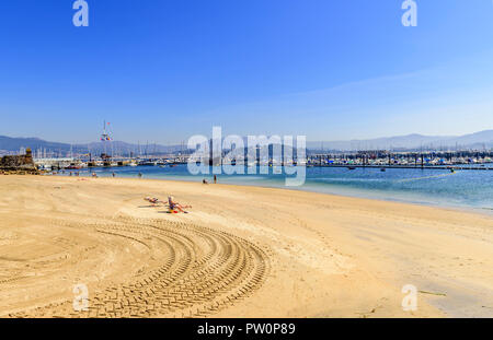 Blick über Ribeira Strand in Richtung La Pinta replik Schiff und der Marina. Stockfoto