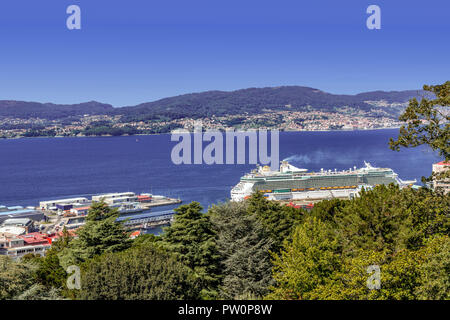 Panoramablick über die Bucht von Vigo Hafen und Docks aus dem Gelände des Castelo do Castro Spanien Stockfoto