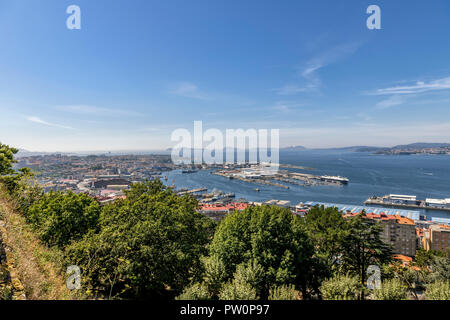 Panoramablick über die Bucht von Vigo Hafen und Docks aus dem Gelände des Castelo do Castro Spanien Stockfoto