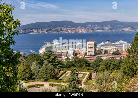 Panoramablick über die Bucht von Vigo Hafen und Docks aus dem Gelände des Castelo do Castro Spanien Stockfoto