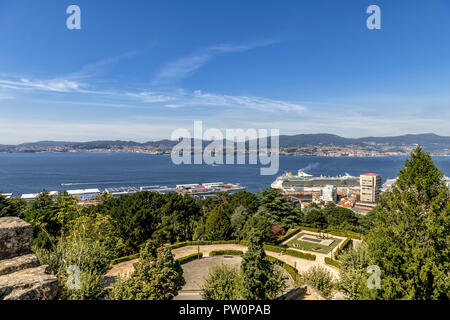 Panoramablick über die Bucht von Vigo Hafen und Docks aus dem Gelände des Castelo do Castro Spanien Stockfoto