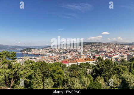 Panoramablick über die Bucht von Vigo Hafen und Docks aus dem Gelände des Castelo do Castro Spanien Stockfoto
