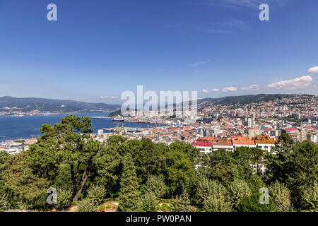 Panoramablick über die Bucht von Vigo Hafen und Docks aus dem Gelände des Castelo do Castro Spanien Stockfoto