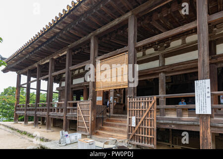 Miyajima, Japan - 27. JUNI 2017: Toyokuni Schrein fünfstöckige Pagode in Torii-tor in Miyajima, Hiroshima, Japan im Floating Gate von Itsukushima Shri Stockfoto