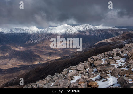 Beinn Liath Mhòr (926 m) ist eine Schottische Highland Mountain in der abgelegenen Gegend zwischen Strathcarron und Glen Torridon in Wester Ross gelegen Stockfoto